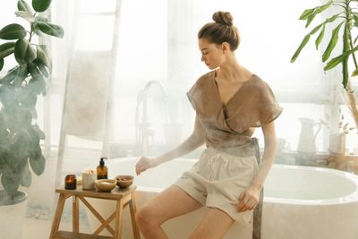Vì sao không tắm nước nóng ngay sau khi đi máy bay?