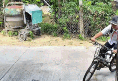 Cậu bé vừa đi học về mới hay tin chị gái lấy chồng