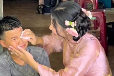 Cậu bé ngỡ ngàng khi vừa đi học về thì biết chị gái lấy chồng