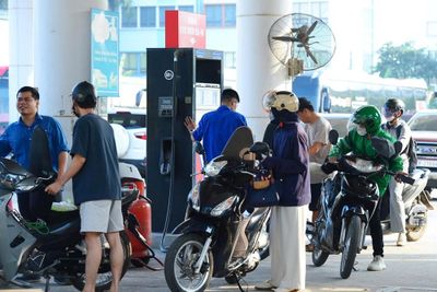 Người dân Hà Nội đổ xăng sinh học E10 trong ngày chính thức mở bán đại trà