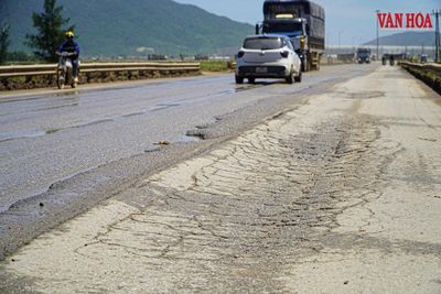 Nơm nớp di chuyển trên đường vào Khu kinh tế Vũng Áng