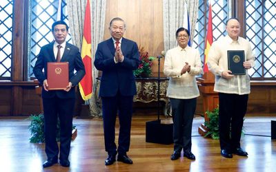 Tổng Bí thư, Chủ tịch nước Tô Lâm và Tổng thống Philippines chứng kiến trao văn kiện hợp tác giữa hai nước
