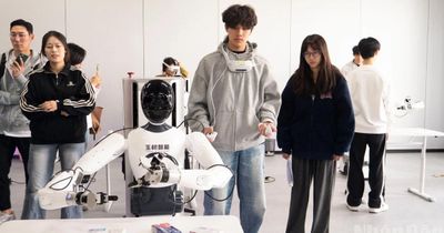 Trung Quốc hình thành ngành robot chăm sóc người cao tuổi
