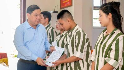 Phó Thủ tướng Thường trực Phạm Gia Túc trao Quyết định đặc xá của Chủ tịch nước tại Trại giam Thanh Xuân