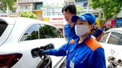 [Ảnh] Người dân Hà Nội trong ngày đầu chính thức dừng bán xăng E5 RON 95