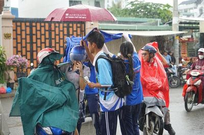 Mưa bất chợt, học sinh vẫn đội mưa tiếp sức thí sinh