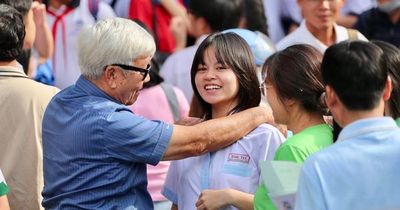 Muôn màu cảm xúc của thí sinh TPHCM sau ngày đầu thi lớp 10
