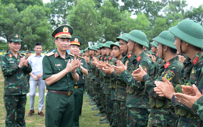 Chiến sĩ mới Trung đoàn 692 tự tin thực hành '3 tiếng nổ'