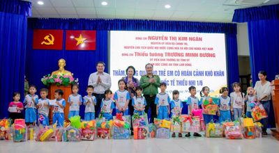Nguyên Chủ tịch Quốc hội Nguyễn Thị Kim Ngân tặng quà cho học sinh Đặc khu Phú Quý