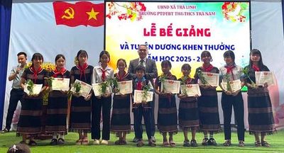 Trao thưởng bằng cây sâm Ngọc Linh giống cho học sinh giỏi