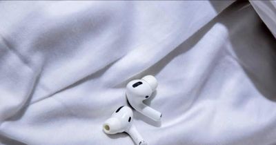 Đeo tai nghe khi ngủ có an toàn không?
