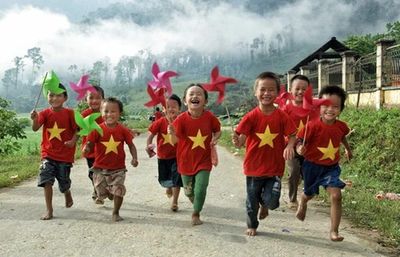 Tuổi thơ dưới sắc cờ hồng