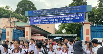 Thí sinh hào hứng sau buổi thi môn Tiếng Anh thi lớp 10 tại TPHCM