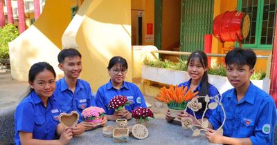Học sinh miền núi Quảng Ngãi 'hô biến' vỏ keo bỏ đi thành sản phẩm độc lạ