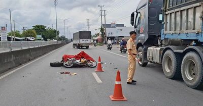 Tông đuôi xe tải trên Quốc lộ 1, người lái xe máy tử vong tại chỗ