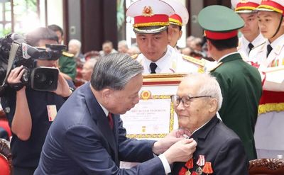Ban Bí thư bổ sung Huy hiệu 35 năm, 95 năm tuổi Đảng