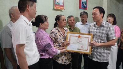 Hộ gia đình viết đơn xin hiến tặng ngôi nhà 2 tầng để mở rộng vỉa hè