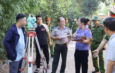 Kiểm sát cưỡng chế việc chuyển giao quyền sử dụng đất