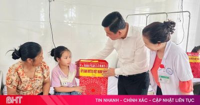 Trao 200 suất quà cho trẻ em khó khăn nhân Ngày Quốc tế thiếu nhi 1/6