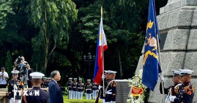 Tổng Bí thư, Chủ tịch nước và Phu nhân dâng hoa tại Đài tưởng niệm anh hùng dân tộc Jose Rizal của Philippines