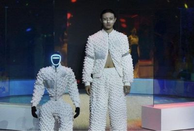 Robot hình người tự tin sải bước trên sàn catwalk tại Seoul