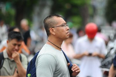 TP Hồ Chí Minh: Phụ huynh hồi hộp đợi con trước cổng trường thi