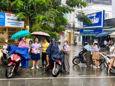 TP Hồ Chí Minh: Thí sinh vội vã đến điểm thi môn Ngoại ngữ trong mưa