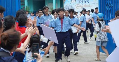 Tp.HCM: Thí sinh cười tươi rời phòng thi lớp 10, nhiều em tự tin đạt 8 điểm Văn
