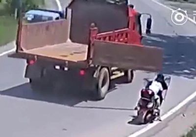 Xe tải lao vụt qua, cửa thùng bất ngờ bung mạnh khiến hai mẹ con gặp nạn