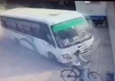 Xe buýt lao vào tường nhà máy sữa, người đi đường tháo chạy trong tích tắc