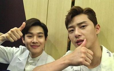 Khoảnh khắc đời thường của Park Seo Joon và Choi Woo Sik khiến khán giả thích thú