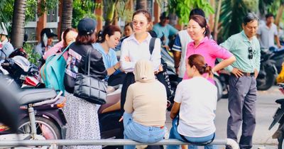 TPHCM: Xúc động mẹ đơn thân sát cánh bên con trong kỳ thi tuyển vào lớp 10