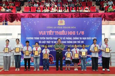 Công an tỉnh tổ chức chương trình 'Vui Tết thiếu nhi 1/6' và trao quà học sinh giỏi