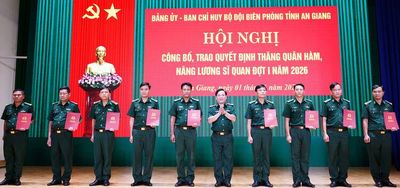 Trao quyết định thăng quân hàm, nâng lương sĩ quan Biên phòng An Giang