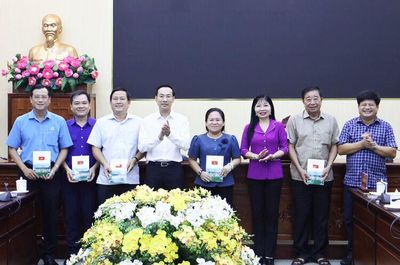 Thường trực Tỉnh ủy gặp mặt các đoàn đại biểu tỉnh An Giang dự đại hội đại biểu Trung ương các tổ chức chính trị - xã hội