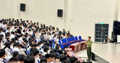 Giúp trẻ vững vàng trên không gian mạng