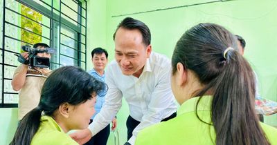 Phó Bí thư Thường trực Thành ủy Đà Nẵng Nguyễn Đình Vĩnh thăm, tặng quà thiếu nhi có hoàn cảnh khó khăn