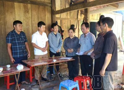 Xã Pú Nhung thăm hỏi gia đình nạn nhân thiệt hại do sạt lở đất