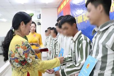 Trao quyết định đặc xá cho các phạm nhân