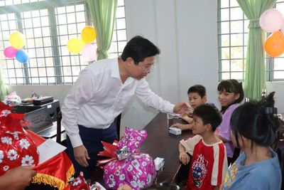 Phó Chủ tịch UBND tỉnh Huỳnh Minh Tuấn thăm, tặng quà trẻ mồ côi nhân Ngày 1-6