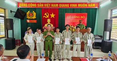 Công an tỉnh Gia Lai công bố quyết định đặc xá cho 25 phạm nhân tại Trại tạm giam số 2