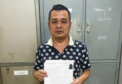 Di lý đối tượng truy nã trốn sang Campuchia về quy án