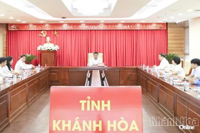 Thường trực Tỉnh ủy gặp mặt Đoàn đại biểu tỉnh Khánh Hòa dự Đại hội Công đoàn Việt Nam lần thứ XIV và Đại hội đại biểu toàn quốc Hội Nông dân Việt Nam lần thứ IX