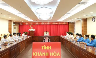 Thường trực Tỉnh ủy gặp mặt Đoàn đại biểu tỉnh Khánh Hòa dự Đại hội Công đoàn Việt Nam lần thứ XIV và Đại hội đại biểu toàn quốc Hội Nông dân Việt Nam lần thứ IX
