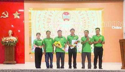 Hội Nông dân xã Diên Lạc ra mắt câu lạc bộ bảo vệ môi trường và tổ công nghệ số