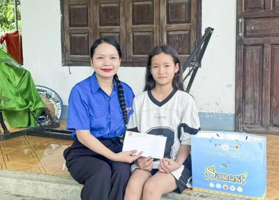 Mặt trận xã Bắc Ninh Hòa tặng quà cho thiếu nhi có hoàn cảnh khó khăn