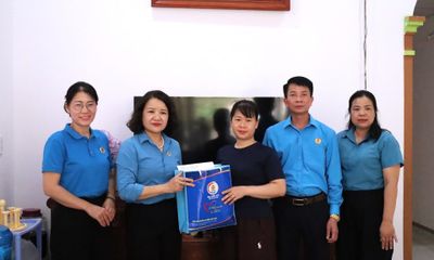 Liên đoàn Lao động tỉnh thăm, tặng quà đoàn viên mắc bệnh hiểm nghèo