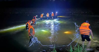 Xuyên đêm tìm kiếm, lực lượng chức năng tìm thấy 02 cháu bé mất tích tại suối Thia