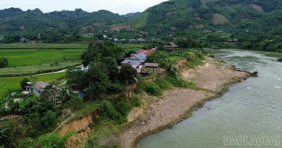 Sạt lở bờ sông đe dọa cuộc sống người dân Bản Cuông 2, xã Xuân Hòa