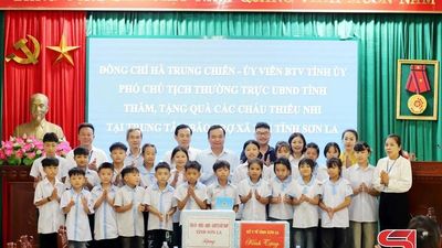 Đồng chí Hà Trung Chiến thăm, tặng quà thiếu nhi tại Trung tâm Bảo trợ xã hội tỉnh Sơn La